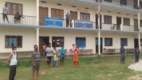 नगर प्रमुख सुरेश अधिकारी क्वारेन्टिनको अबलोकन गर्दै ।
